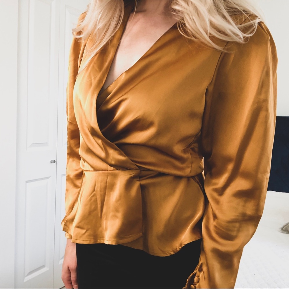 $5!! NEW Women’s Gold Peplum Blouse - Picture 2 of 2